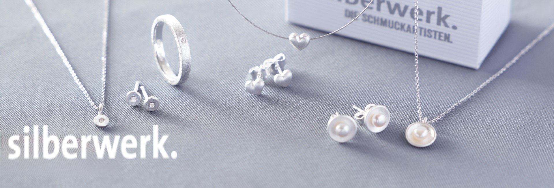 Banner Silberwerk mit Ketten Ringen und Ohrringen
